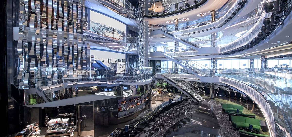 3- FOUR-DECK ATRIUM <br> ATRIO ILUMINADO EN 4 CUBIERTAS