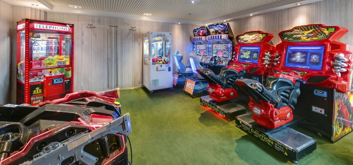 3- VIDEO GAMES ARCADE <br> EL ESPACIO HIGH-TECH PARA PEQUEÑOS Y GRANDES