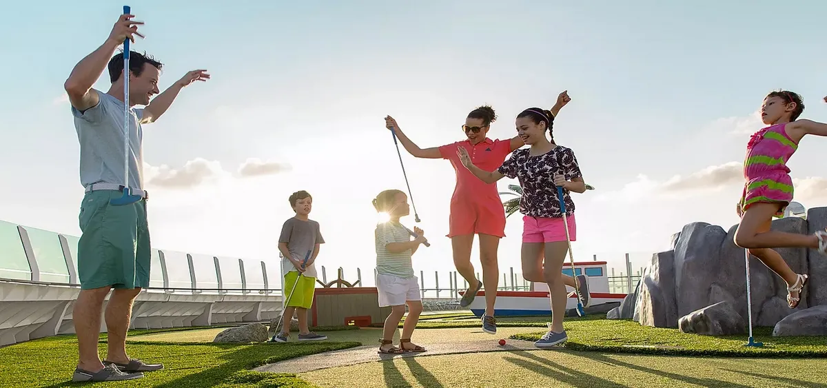 4- MINIGOLF <br> UN GREEN FRENTE AL OCÉANO, PLACER GARANTIZADO