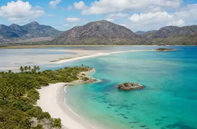 Bahía de Lokaro